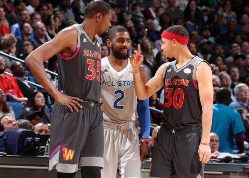 外援终于来了！巴西双子星抵达济南，泰山球迷热情接机.